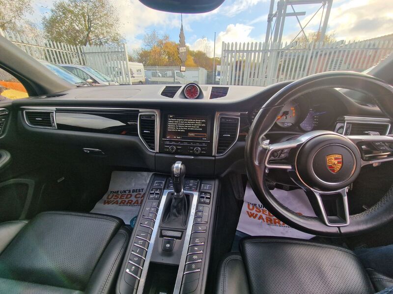 PORSCHE MACAN